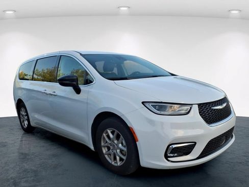 Used 2024 Chrysler Pacifica Touring-L FWD image 12