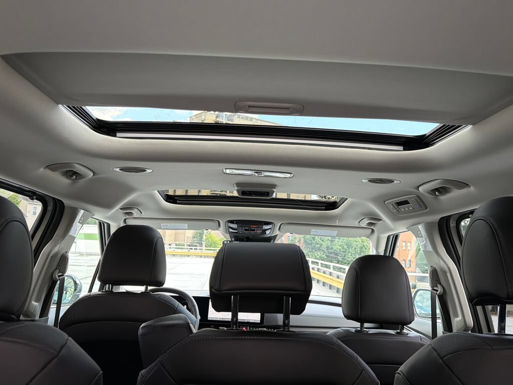 New 2027 Kia Carnival SX w/ Dark Edition Package FWD image 8