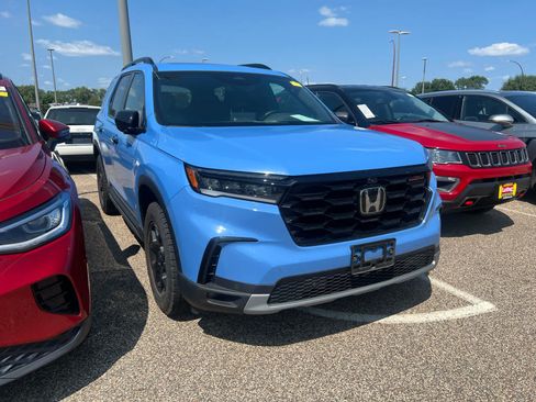 Used 2025 Honda Pilot TrailSport image 2