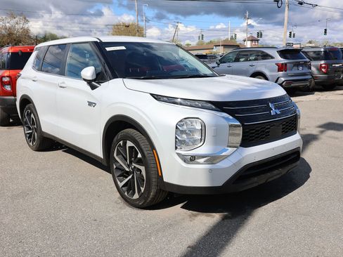 Used 2024 Mitsubishi Outlander 4WD Plug-In Hybrid image 1