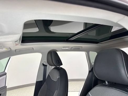 Used 2023 Volkswagen Taos SE w/ Panoramic Sunroof Package AWD/4WD image 2