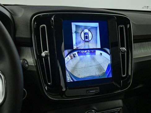 Certified 2026 Volvo XC40 B5 Plus AWD/4WD image 23