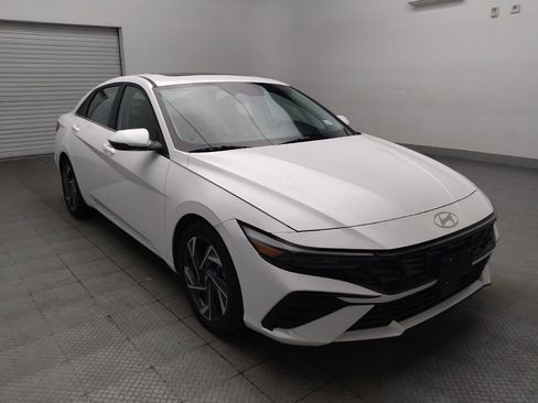Used 2025 Hyundai Elantra Limited FWD image 13