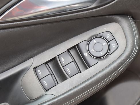 Used 2020 Buick Encore GX Essence w/ Experience Buick Package FWD image 21