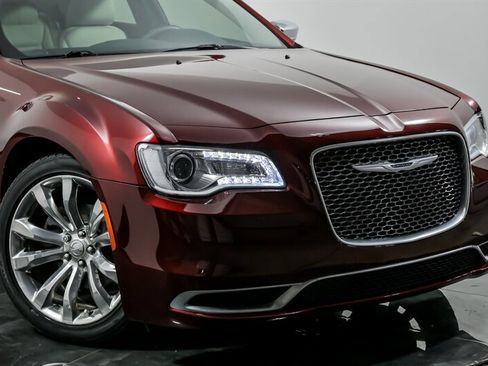 Used 2020 Chrysler 300 Touring w/ Chrome Appearance Package image 2
