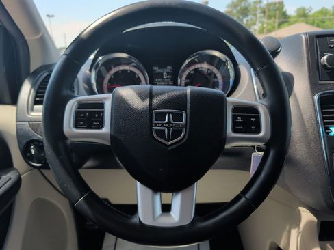 Used 2016 Dodge Grand Caravan SXT w/ Rear Park Assist Package FWD image 10