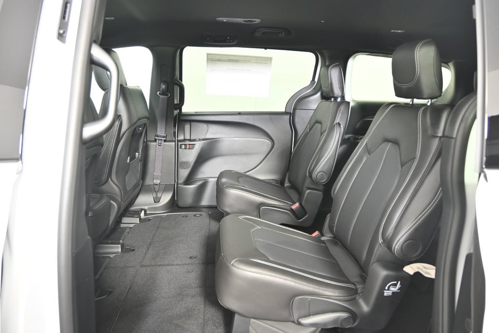 New 2027 Chrysler Pacifica Select AWD/4WD image 19