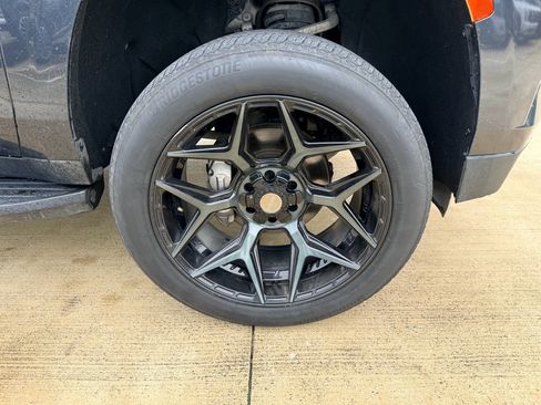 Used 2022 Chevrolet Suburban LT RWD image 32