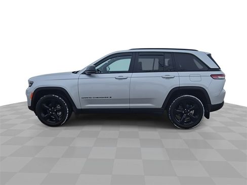 Used 2025 Jeep Grand Cherokee Limited w/ Black Appearance Package image 5