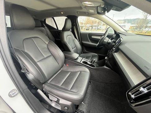Used 2025 Volvo XC40 B5 Core image 24