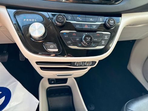 Used 2024 Chrysler Pacifica Touring-L FWD image 17
