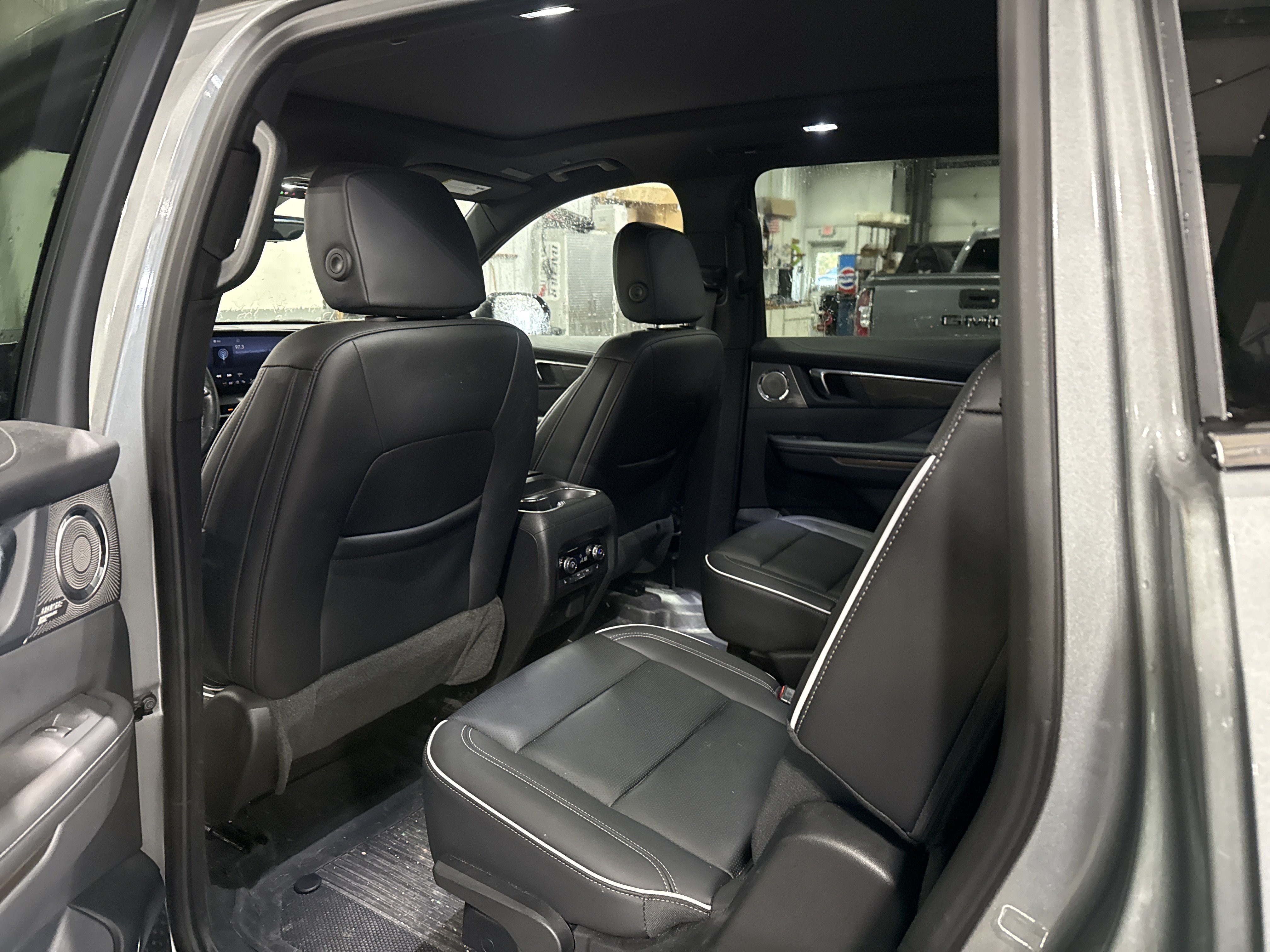 Used 2025 Buick Enclave Avenir w/ Super Cruise Package AWD/4WD image 8