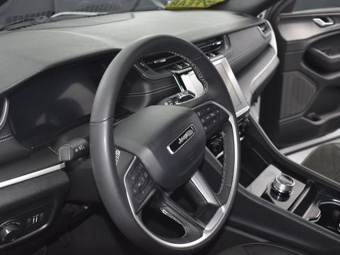 Used 2025 Jeep Grand Cherokee Altitude AWD/4WD image 31