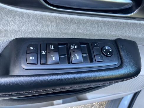 Used 2020 Chrysler Pacifica Touring-L image 15