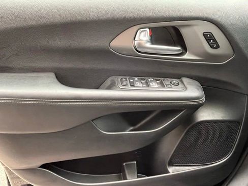 Used 2025 Chrysler Pacifica Select FWD image 19