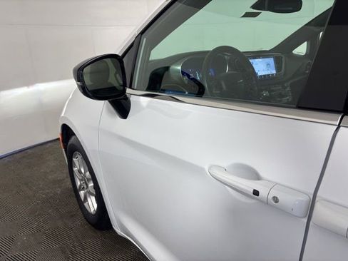 Used 2025 Chrysler Pacifica Select FWD image 28