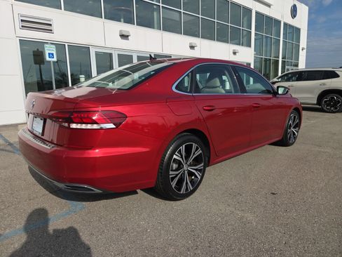 Used 2021 Volkswagen Passat 2.0T SE FWD image 4
