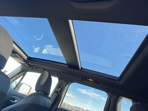 Certified 2022 Jeep Renegade Altitude w/ Sun/Sound Group image 31