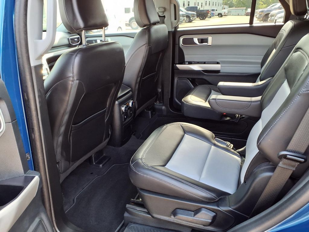 Used 2023 Ford Explorer XLT w/ Equipment Group 202A AWD/4WD image 18