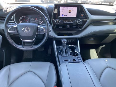 Used 2023 Toyota Highlander XLE image 4