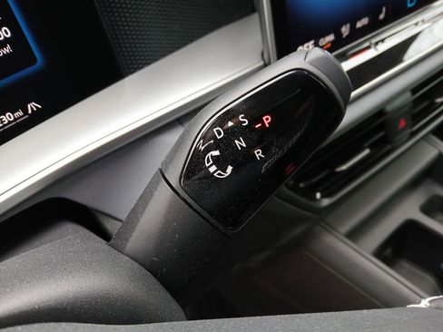 New 2025 Volkswagen Tiguan SE image 23