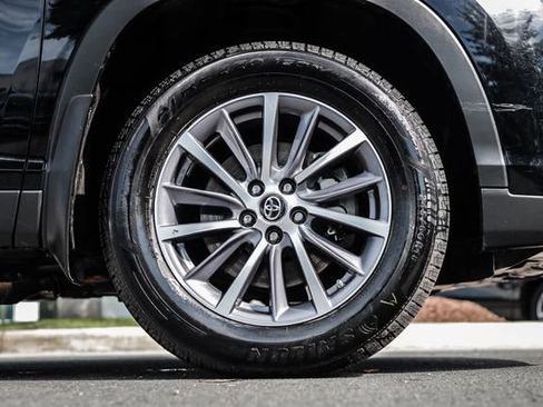 Used 2019 Toyota Highlander XLE AWD/4WD image 13