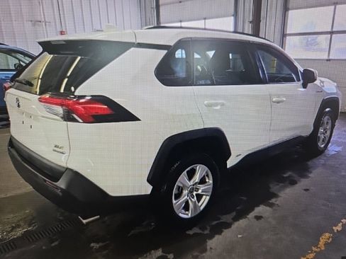 Used 2021 Toyota RAV4 XLE w/ Convenience Package AWD/4WD image 4