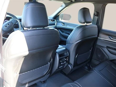 New 2025 Jeep Grand Cherokee Limited image 15