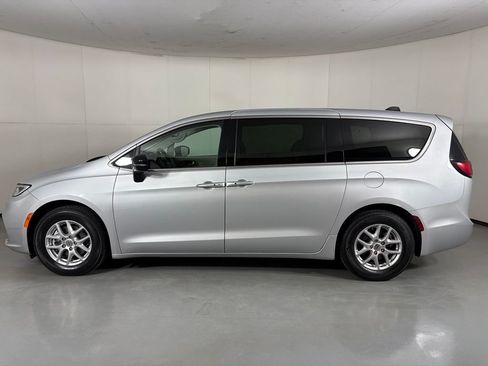 Used 2024 Chrysler Pacifica Touring-L FWD image 5