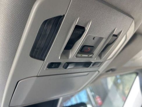 Used 2025 Toyota Highlander XLE image 33