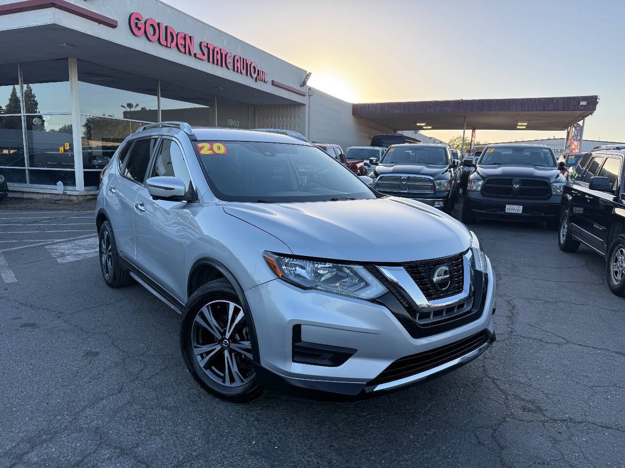 Used 2020 Nissan Rogue SV w/ Premium Package FWD image 2