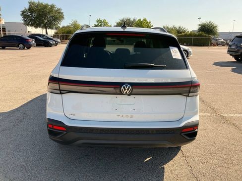 Used 2025 Volkswagen Taos SE FWD image 4