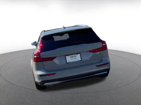 Used 2025 Volvo V60 B5 Cross Country Plus image 11
