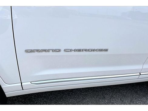 Used 2023 Jeep Grand Cherokee Summit AWD/4WD image 39