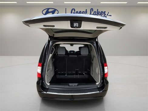 Used 2014 Chrysler Town & Country Touring image 10