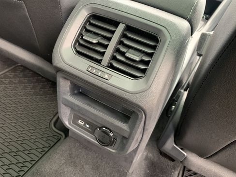 Used 2023 Volkswagen Tiguan SE w/ Panoramic Sunroof Package FWD image 31