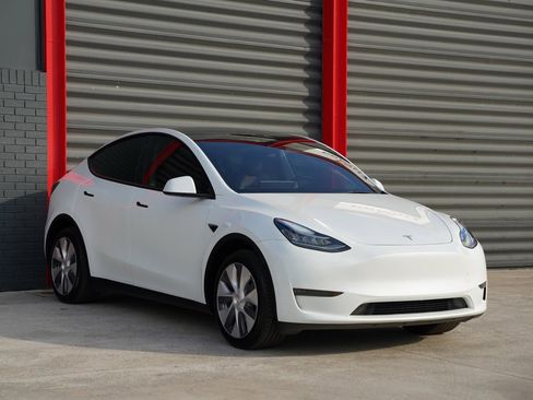 Used 2023 Tesla Model Y Long Range image 4