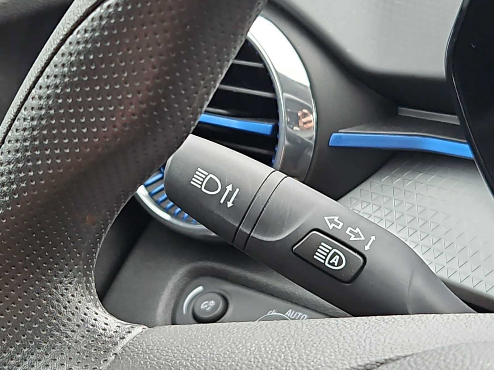 Used 2025 Chevrolet Trax LT FWD image 17
