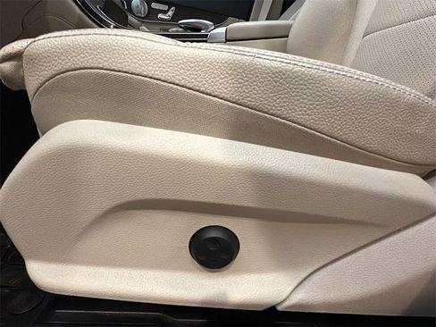 Used 2019 Mercedes-Benz GLC 300 4MATIC image 11