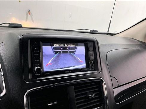 Used 2019 Dodge Grand Caravan SE w/ UConnect Hands-Free Group image 14