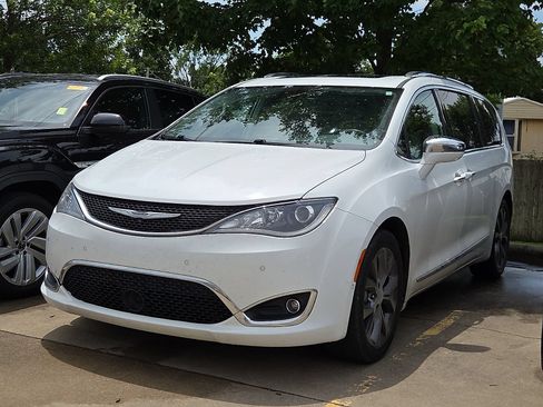 Used 2017 Chrysler Pacifica Limited w/ UConnect Theater Package FWD image 2