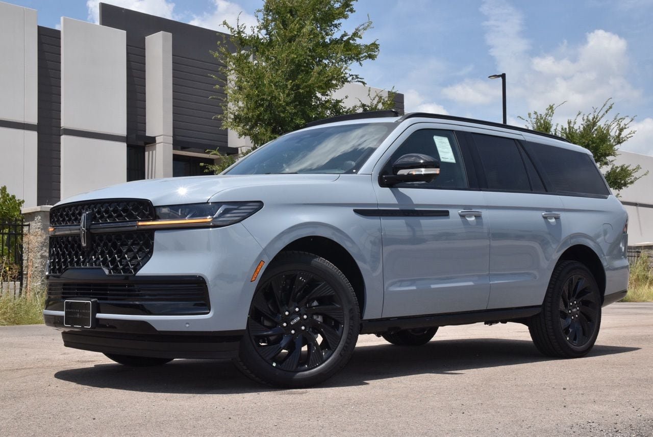 New 2027 Lincoln Navigator Reserve w/ Jet Appearance Package AWD/4WD image 1