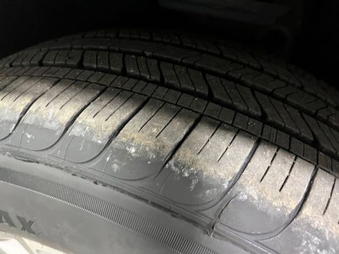 Used 2023 Chevrolet Traverse LT image 43