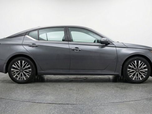 Used 2025 Nissan Altima 2.5 SV FWD image 11