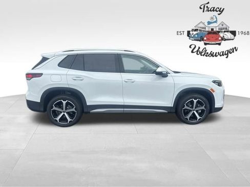 New 2025 Volkswagen Tiguan SE image 8