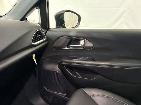 Used 2026 Chrysler Pacifica Select FWD image 30