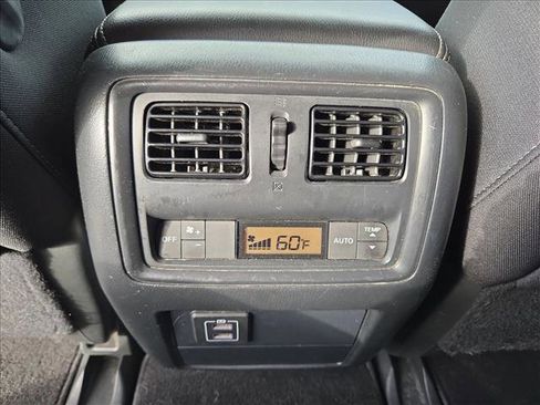 Used 2018 Nissan Pathfinder SV image 16