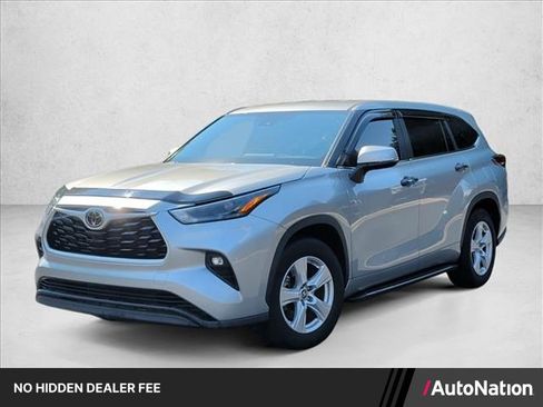 Used 2023 Toyota Highlander LE FWD image 1