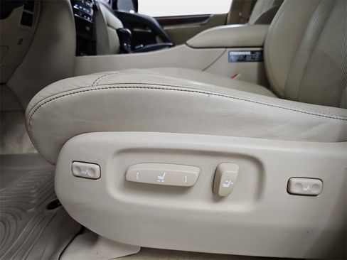 Used 2021 Lexus LX 570 4WD w/ Luxury Package image 32