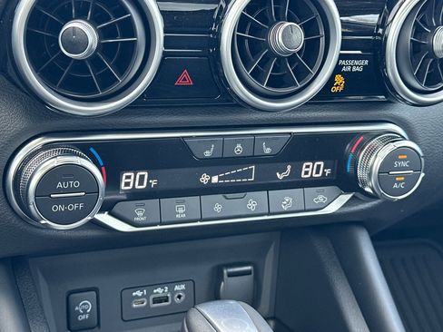 Used 2025 Nissan Sentra SR w/ SR Premium Package image 18